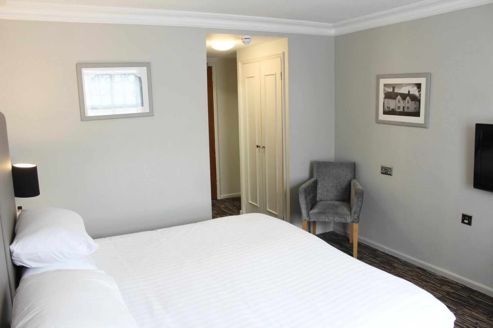 The Saracens Head Hotel Ґрейт-Данмоу Екстер'єр фото