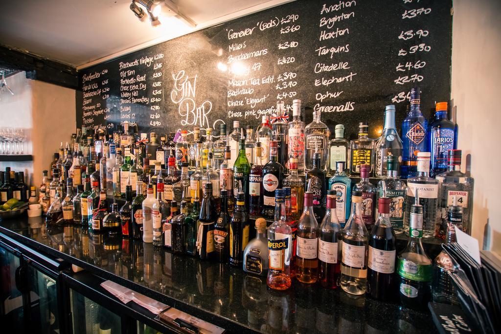 The Saracens Head Hotel Ґрейт-Данмоу Екстер'єр фото