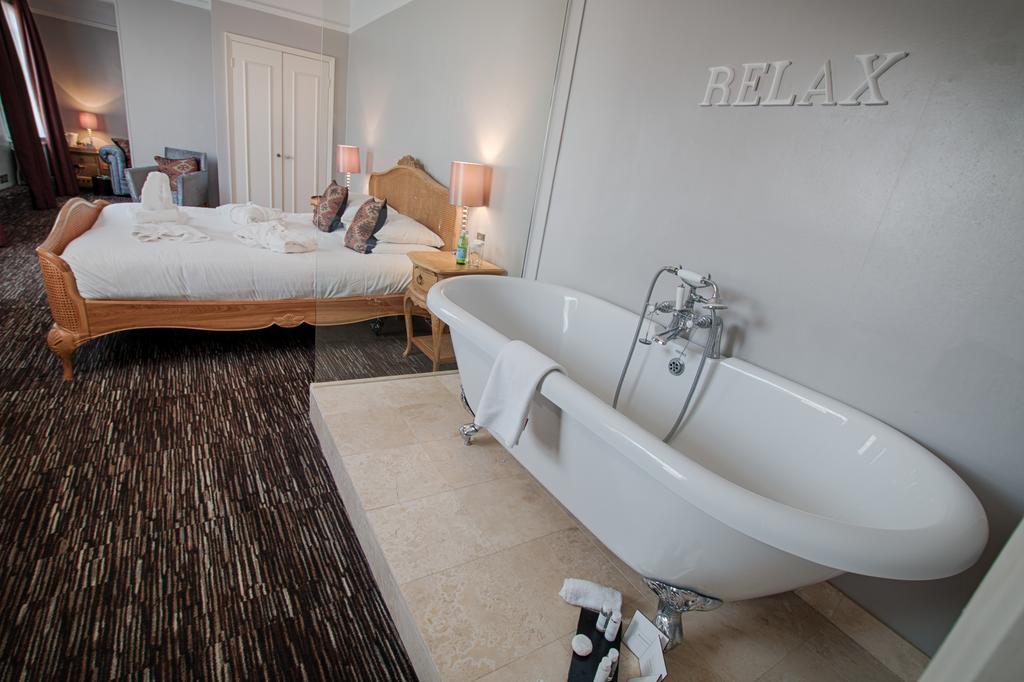 The Saracens Head Hotel Ґрейт-Данмоу Екстер'єр фото