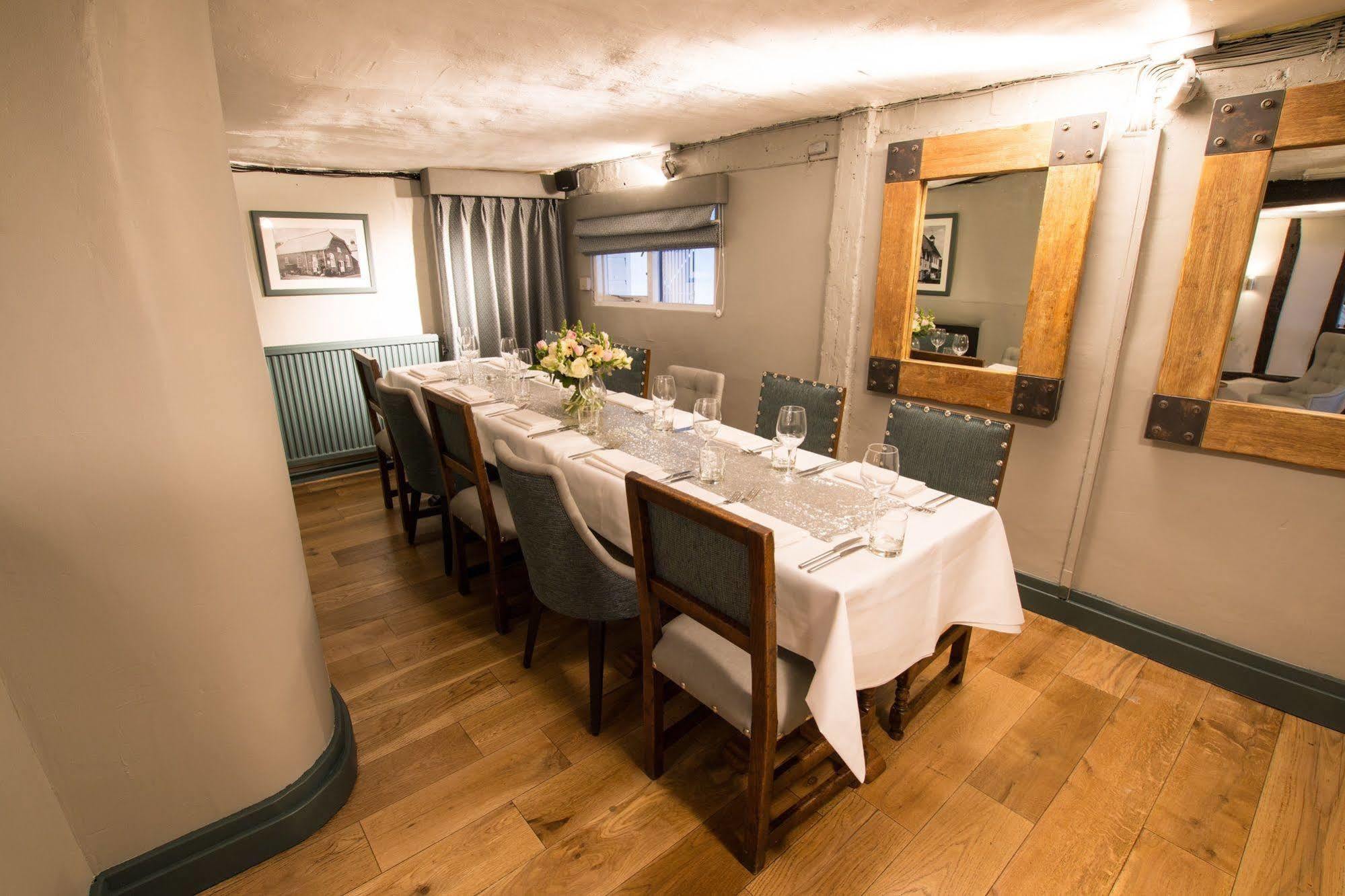 The Saracens Head Hotel Ґрейт-Данмоу Екстер'єр фото