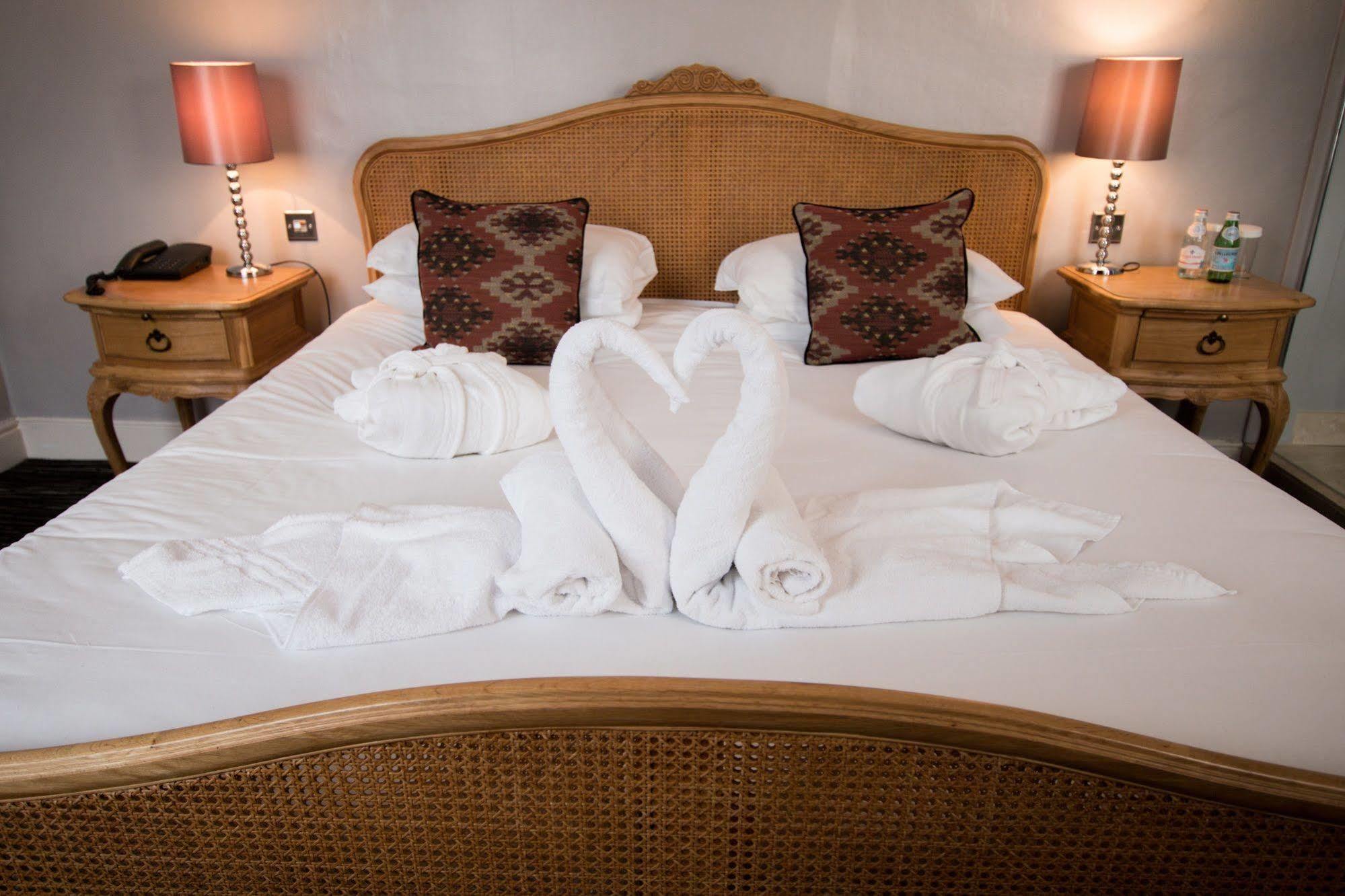 The Saracens Head Hotel Ґрейт-Данмоу Екстер'єр фото